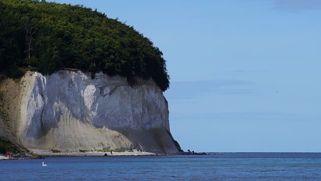 white-cliffs-g02cf930d3_640.jpg